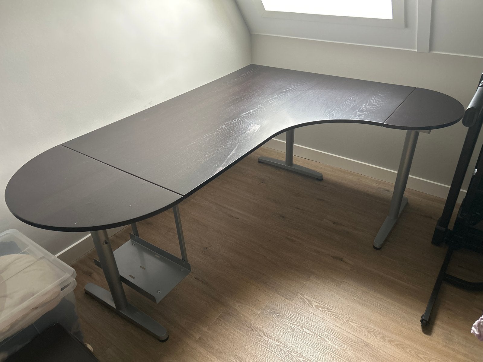 Hoekbureau met kabelgoot en computerhouder, Huis en Inrichting, Ophalen, Gebruikt, Hout, Kabelgoot