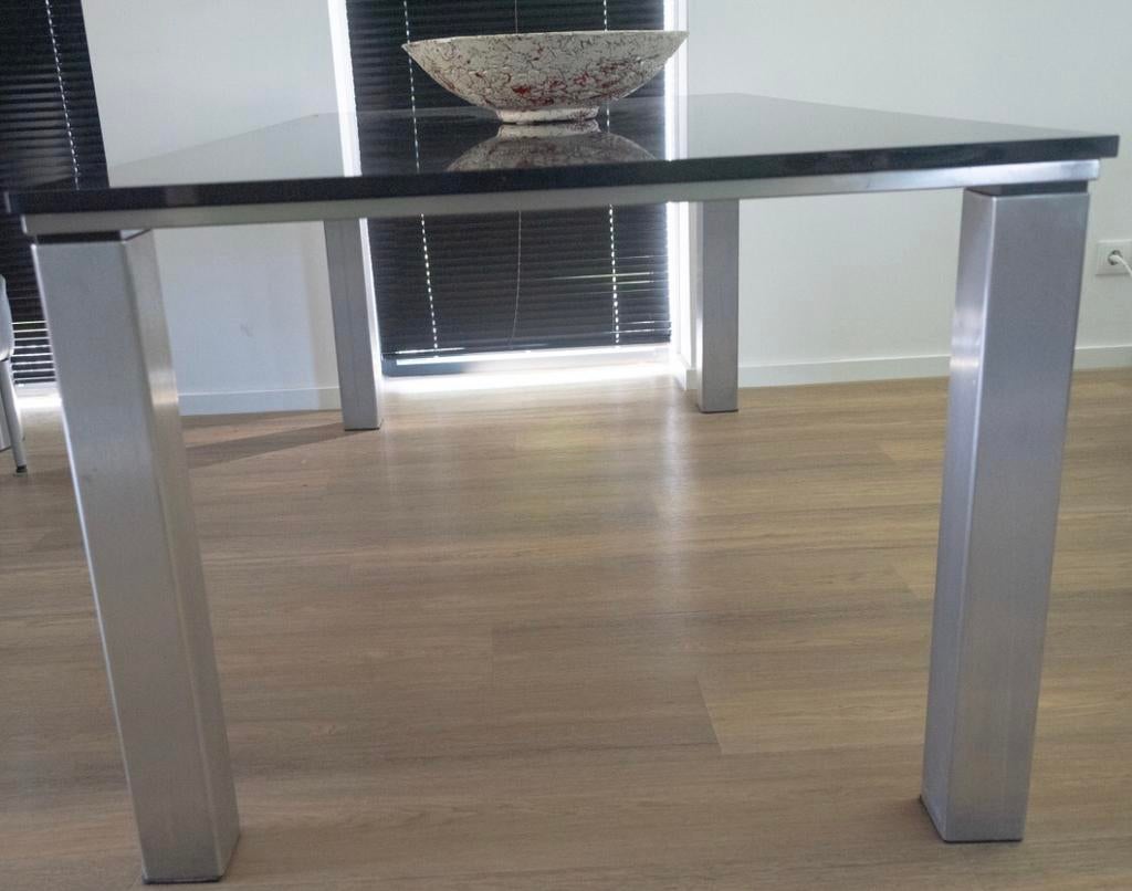 Eettafel met een granieten blad Nero Impala en rvs poten, Huis en Inrichting, Tafelonderdelen, Gebruikt, 200 cm of meer, Strak rechthoekig model.Het tafelblad ligt los op de tafel.