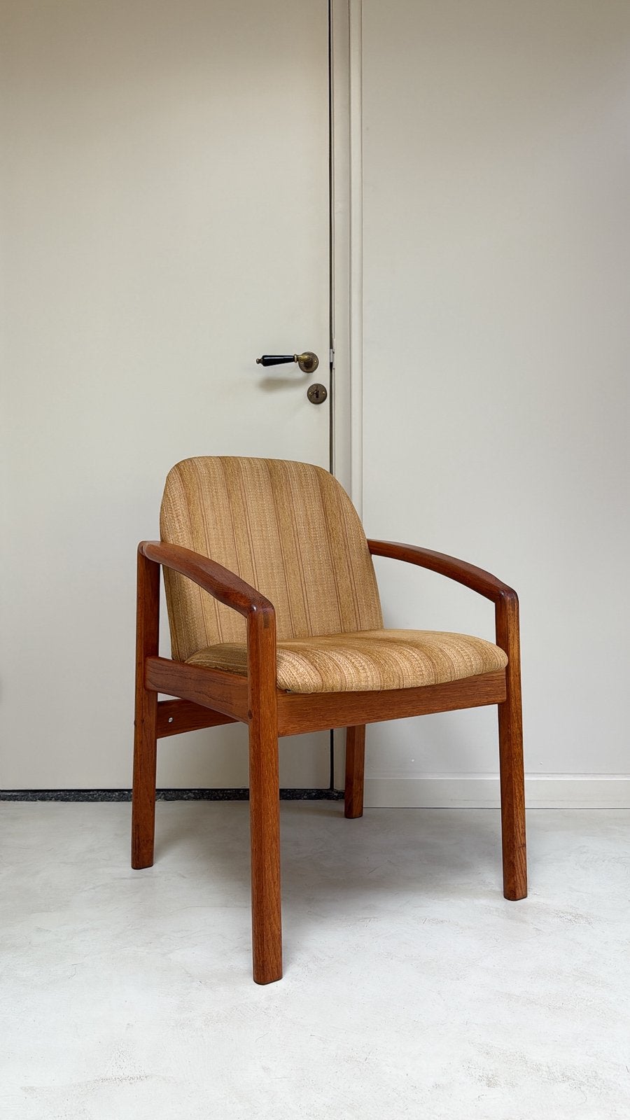 Vintage Deense massief teak houten stoel, Huis en Inrichting, Stoelen, Zo goed als nieuw, Eén, Hout, Bruin, Ophalen