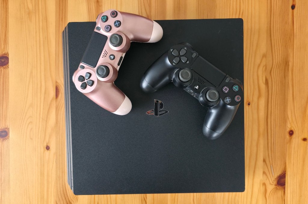 PlayStation 4 Pro met 2 controllers en 5 games, Ophalen, Overige genres, Zo goed als nieuw, 3 spelers of meer