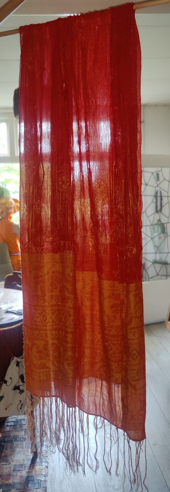 Sjaal rood/oranje met gouden details, 1.68m lang, Kleding | Dames, Ophalen of Verzenden, Gedragen, Sjaal