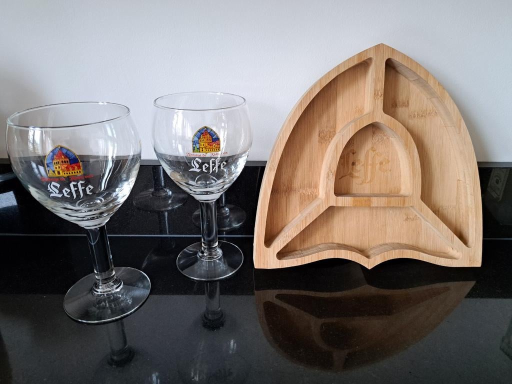 2 Leffe bierglazen en houten Leffe borrelschaal., Snij-/serveerplank, Ophalen of Verzenden, Nieuw, Glas