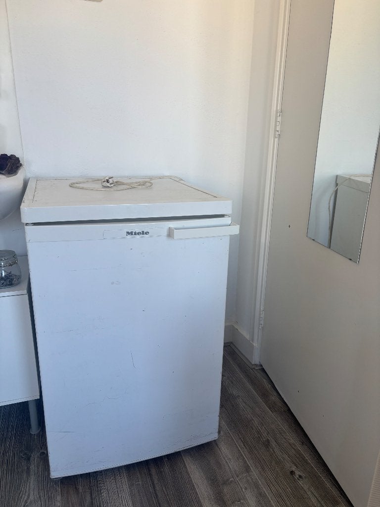 Tafelmodel koelkast Miele, 100 tot 150 liter, Ophalen, 85 tot 120 cm, Zonder vriesvak