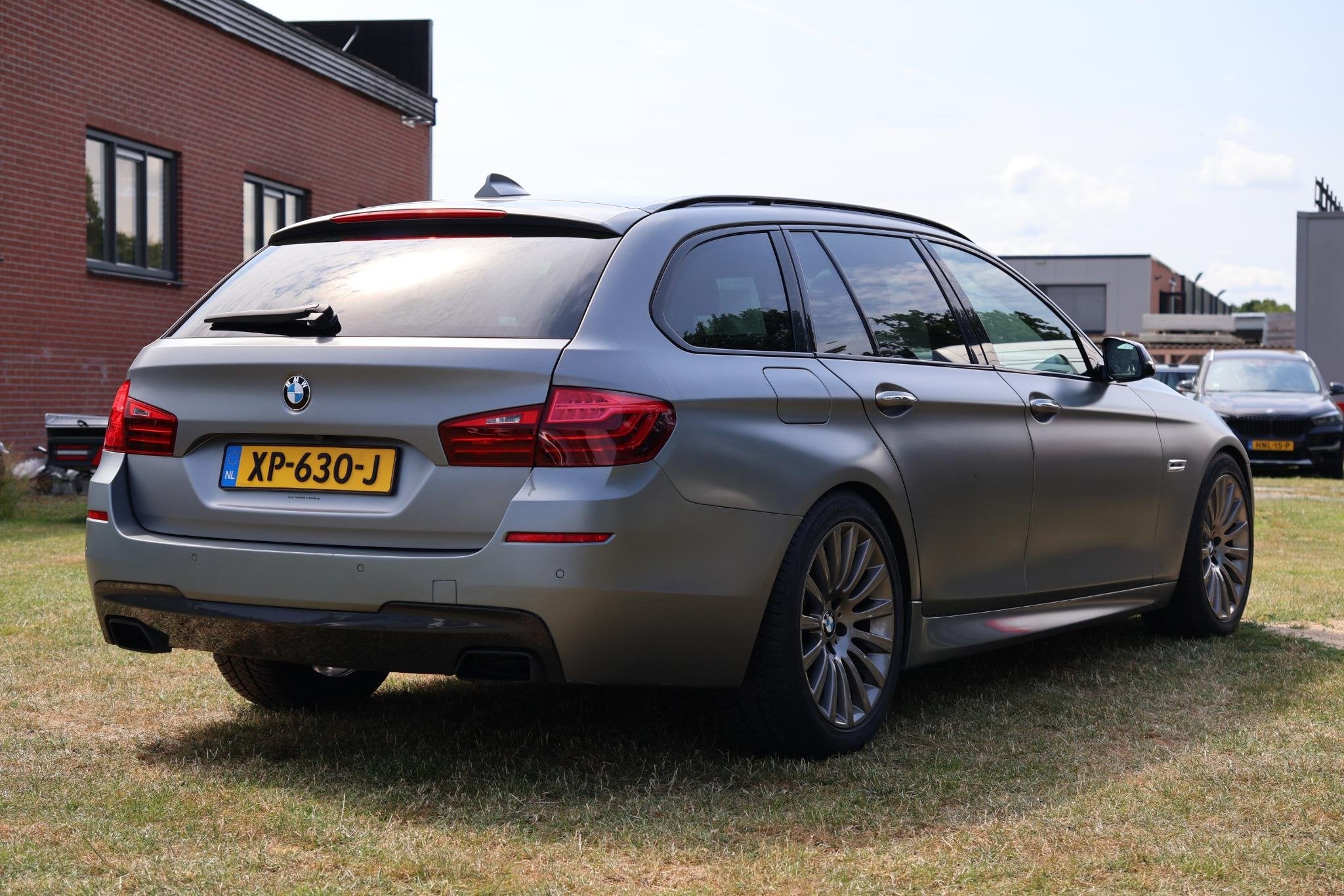 BMW 5-serie Touring M550xd M-Sport l Pano l Frozen grey l He, Automaat, Gebruikt, 2993 cc, Leder