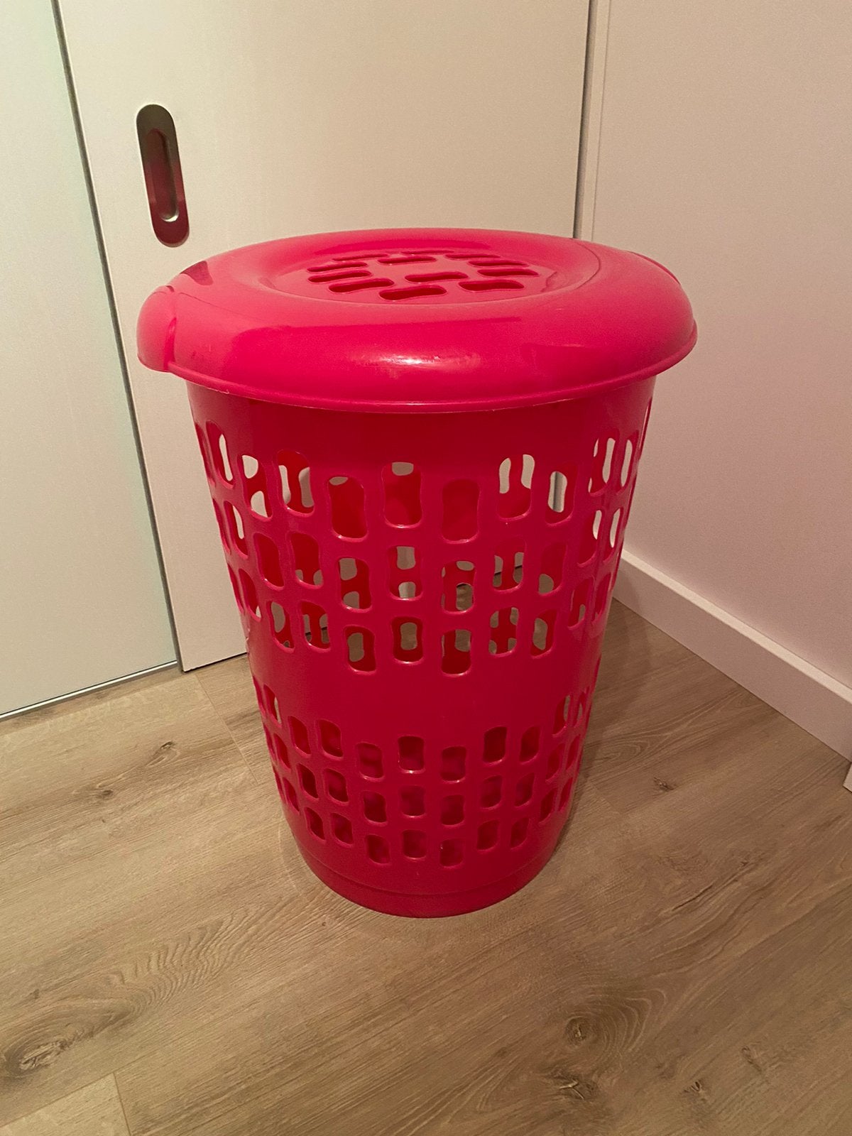 Leuke roze wasmand met deksel, Huis en Inrichting, Badkamer | Badtextiel en Accessoires, Ophalen, Zo goed als nieuw, Roze