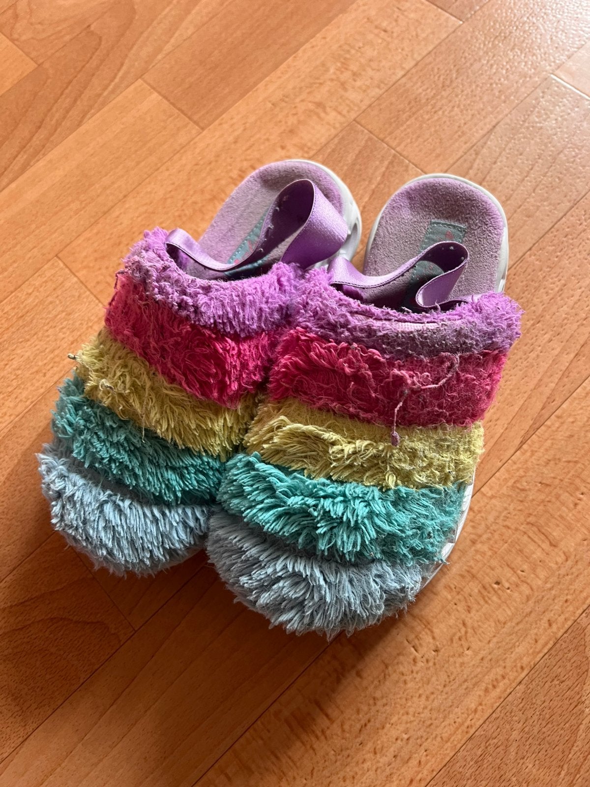 Skechers, sloffen, maat 35, regenboog en lekker warm /stevig, Ophalen of Verzenden, Zo goed als nieuw, Meisje, Overige typen