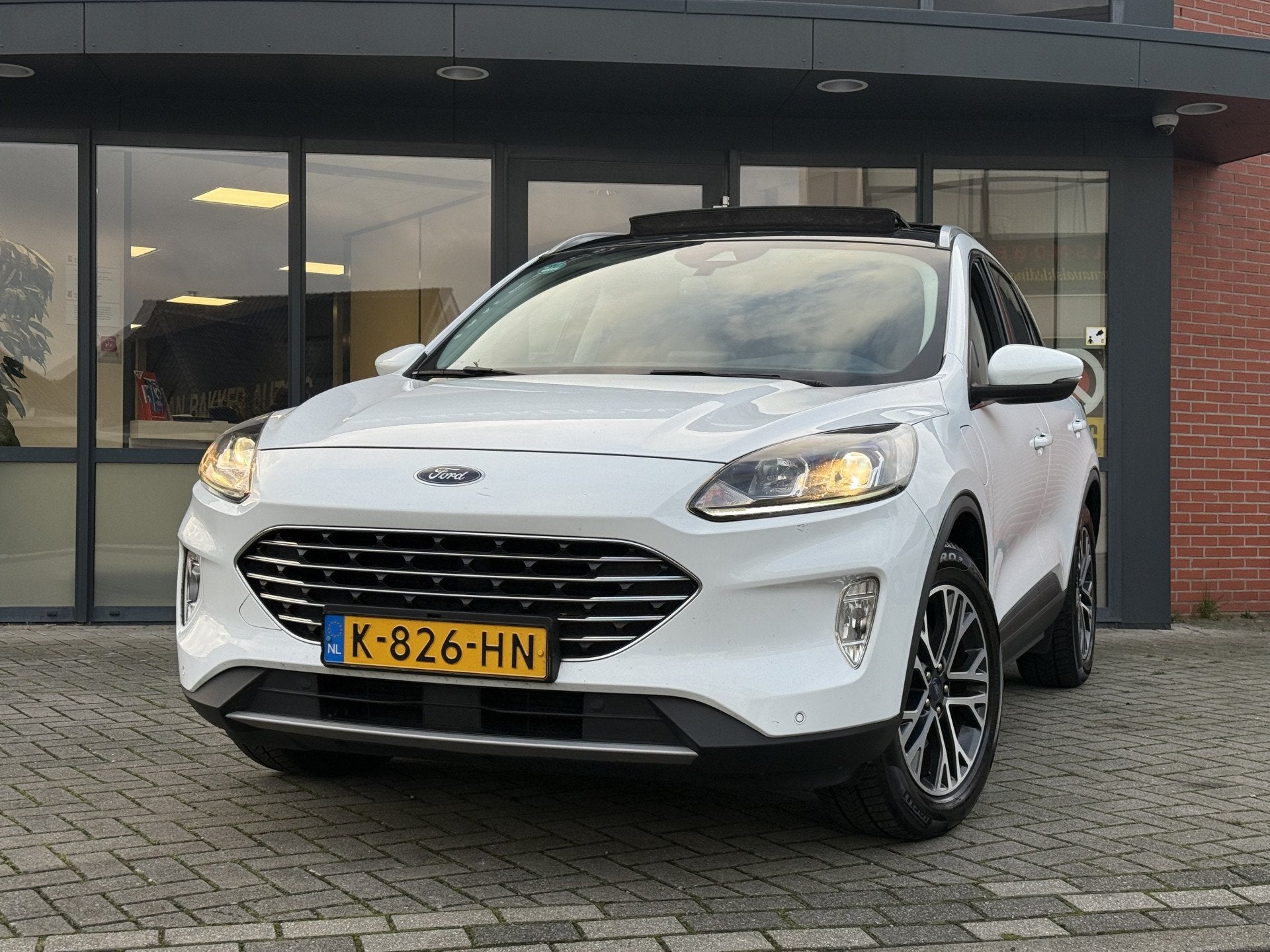Ford Kuga 2.5 PHEV Titanium  Panoramadak  Carplay, Auto's, Stof, Gebruikt, 4 cilinders, Wit
