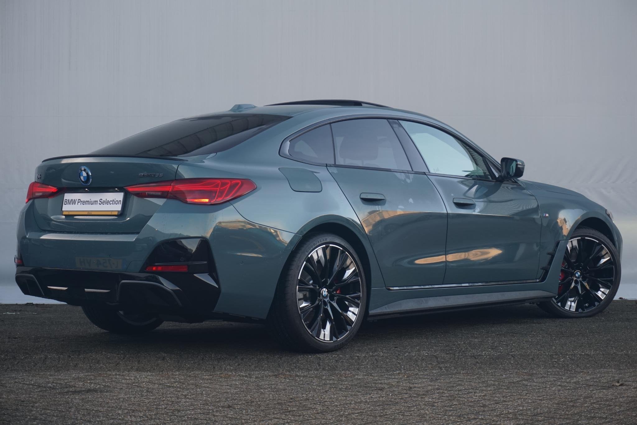 BMW i4 Gran Coupé eDrive35 M Sportpakket Pro 20'' / Schuif-, Auto's, Zwart, Met garantie (alle), 420 min, 1975 kg