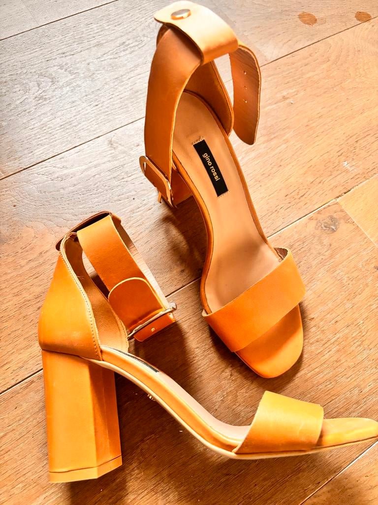 Echte leren eren sandalen met hak, Kleding | Dames, Schoenen, Bruin, Zo goed als nieuw, Sandalen of Muiltjes, Ophalen of Verzenden