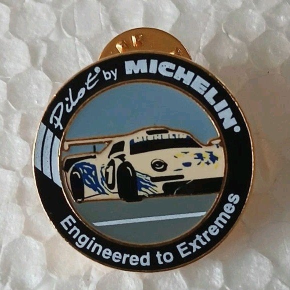 Porsche raceauto Michelin "Pilot by Michelin" pin., Ophalen of Verzenden, Nieuw, Auto's