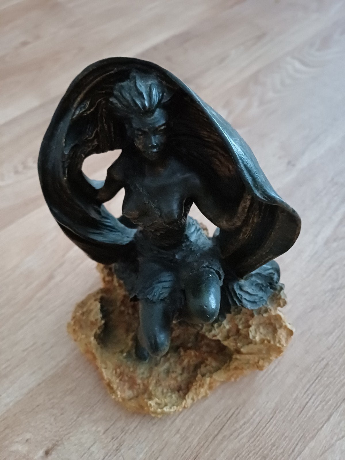 keramiek of porselein beeld van een vrouw met wapperende doe, Antiek en Kunst, Ophalen of Verzenden