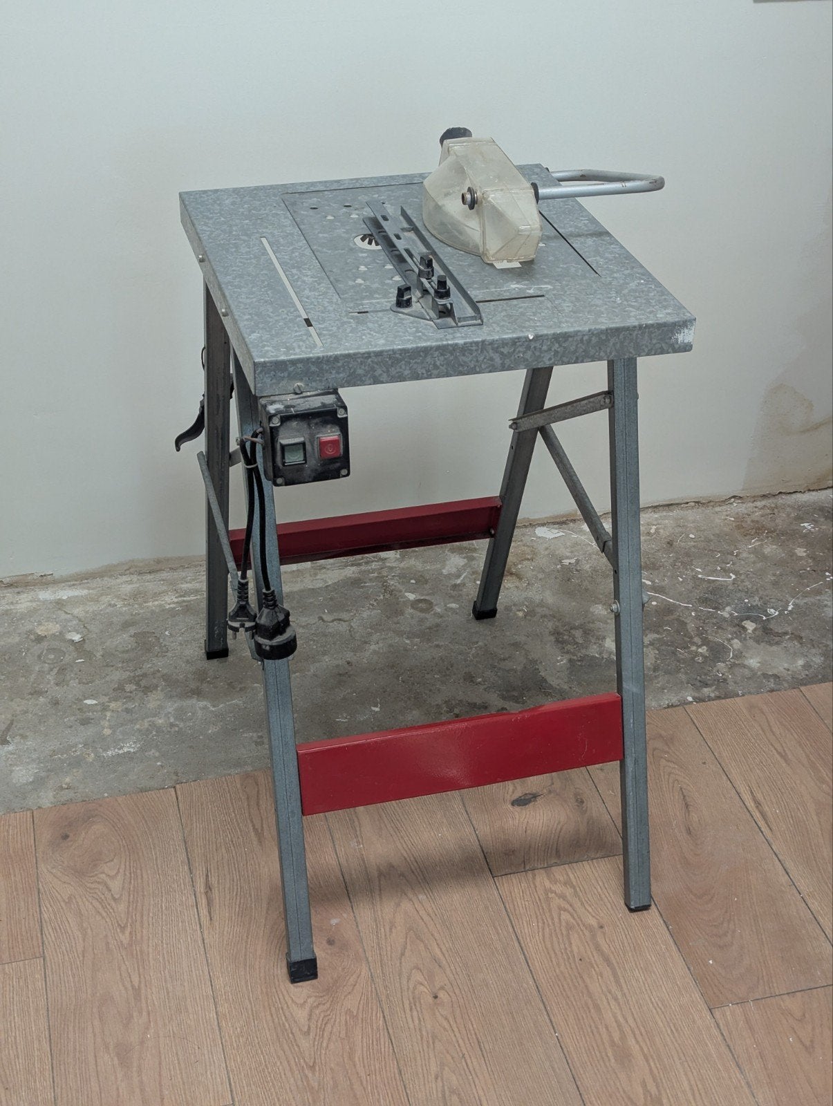 Opklapbare Zaagtafel voor Cirkelzaag, Doe-het-zelf en Verbouw, Ophalen, Gebruikt, Cirkelzaag, 30 tot 70 mm