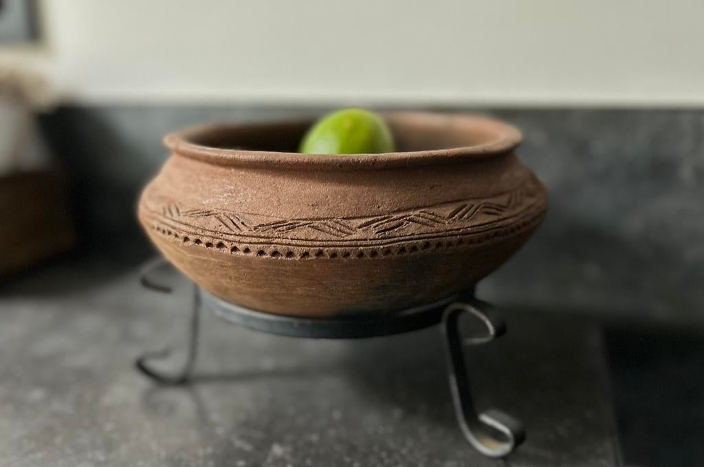 Klein handgemaakt oud terracotta schaaltje op ijzeren voet, Ophalen of Verzenden