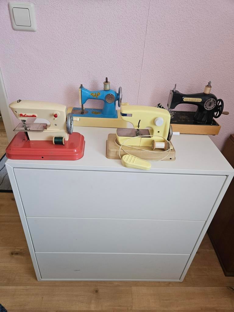 4 Speelgoed naaimachientjes zwart geel rood blauw klosjes, Ophalen of Verzenden