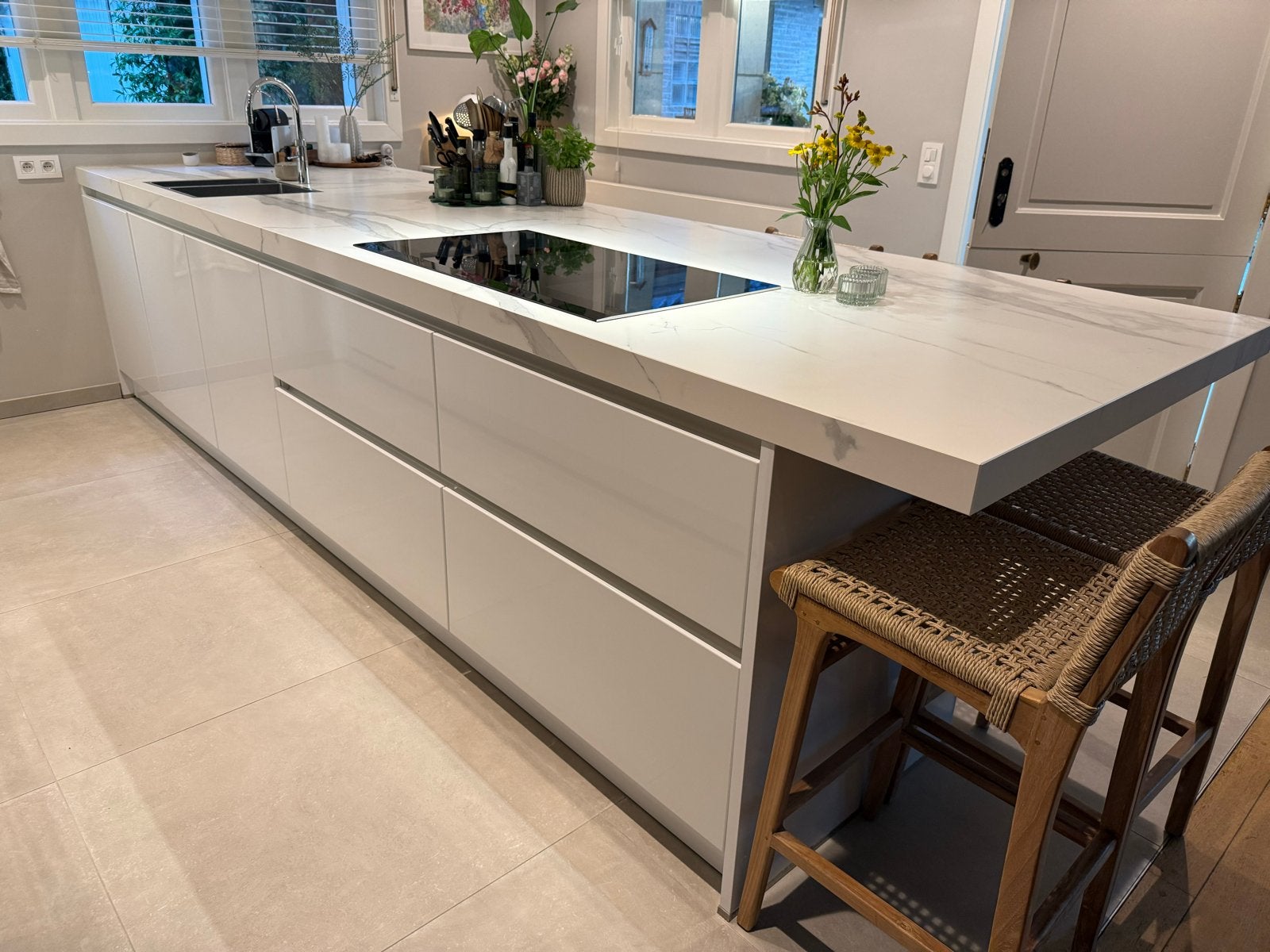 Modern kookeiland en marmerlook kermamisch blad, Ophalen, Gebruikt, Overige materialen, Wit