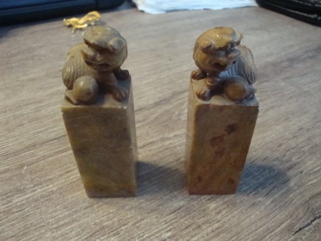 2 oude stene beeldjes met dieren koppen, Ophalen of Verzenden