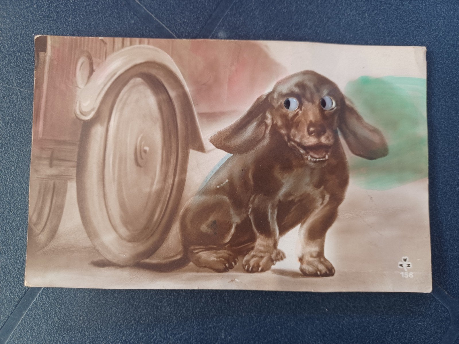 Piepkaart met een teckel (hond) met wiebeloogjes, Ophalen of Verzenden, 1940 tot 1960, Ongelopen, Overige thema's