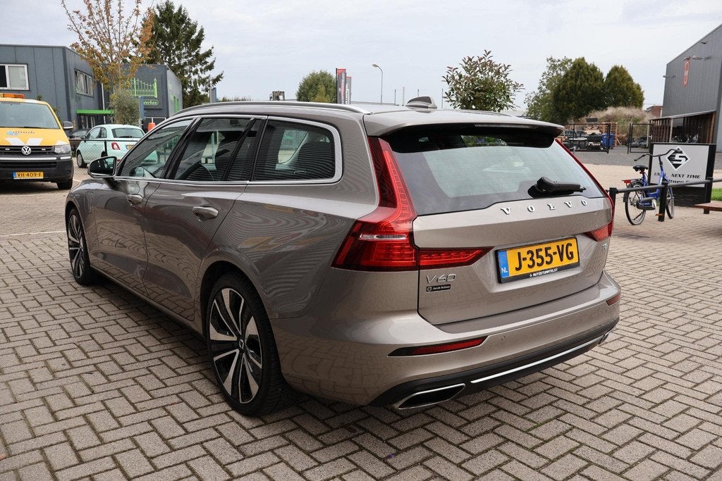 Volvo V60 2.0 T8 Recharge Business Pro 1e Eigenaar | NL-Auto, Auto's, Gebruikt, Euro 6, 4 cilinders, Hybride Elektrisch/Benzine