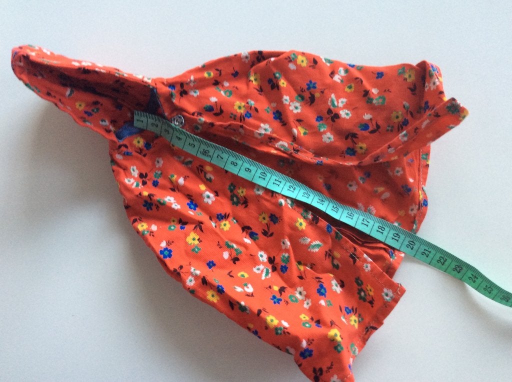 Poppenkleding Cape Oranje Bloemenprint 11 cm, Verzamelen, Poppen, Ophalen of Verzenden, Gebruikt, Kleertjes