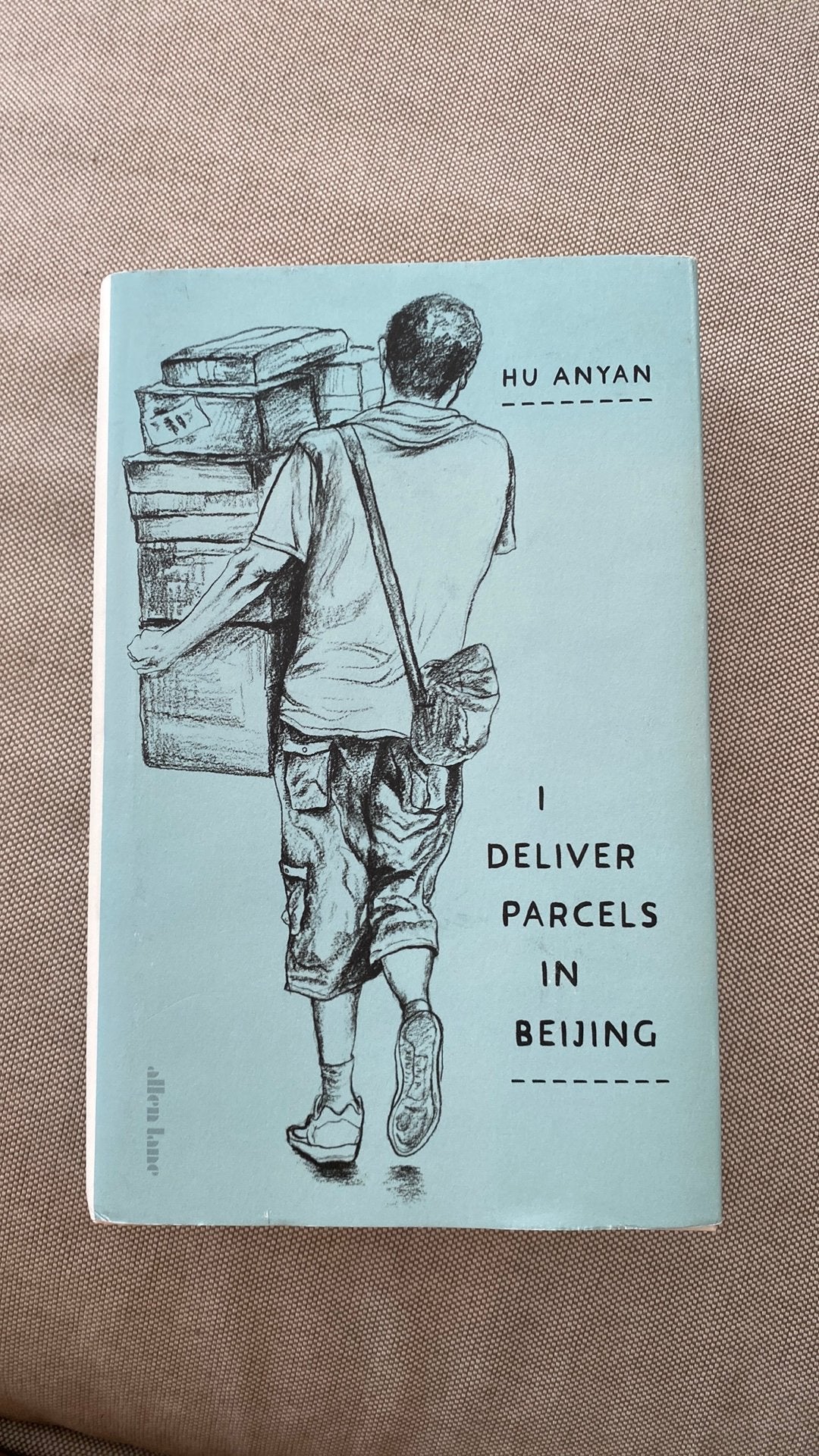 Hu Anyan - I deliver parcels in Beijing, Ophalen of Verzenden, Zo goed als nieuw