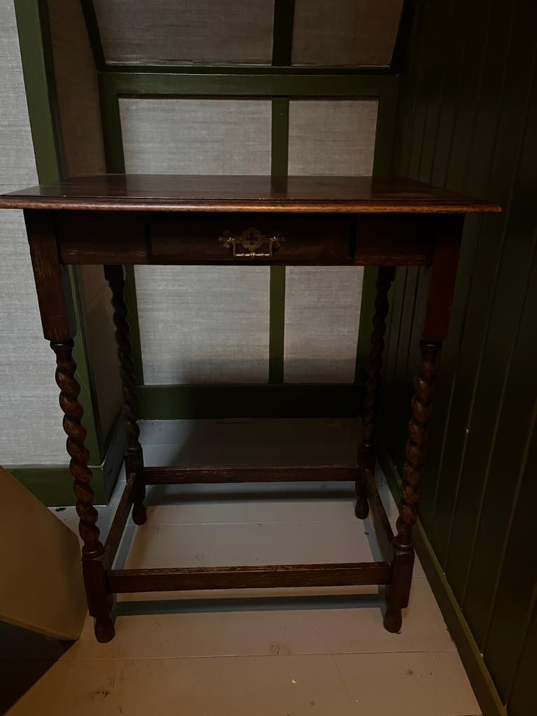 Antiek Engelse sidetable met Bobbin legs, Ophalen, 100 tot 150 cm, Zo goed als nieuw, 25 tot 50 cm