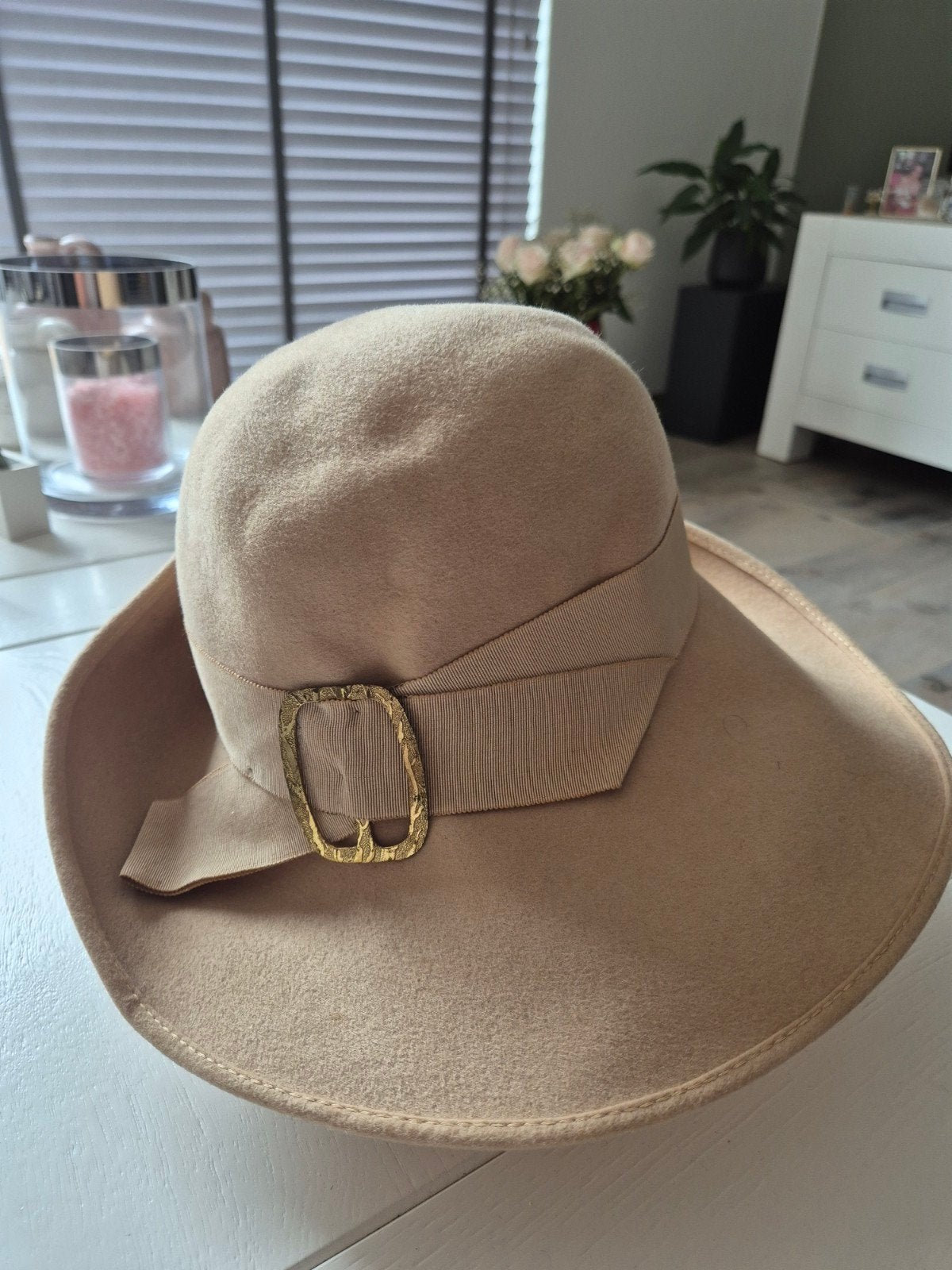 Vintage Elegante beige hoed met gesp - Zo goed als nieuw, Ophalen of Verzenden, Zo goed als nieuw, One size fits all, Hoed