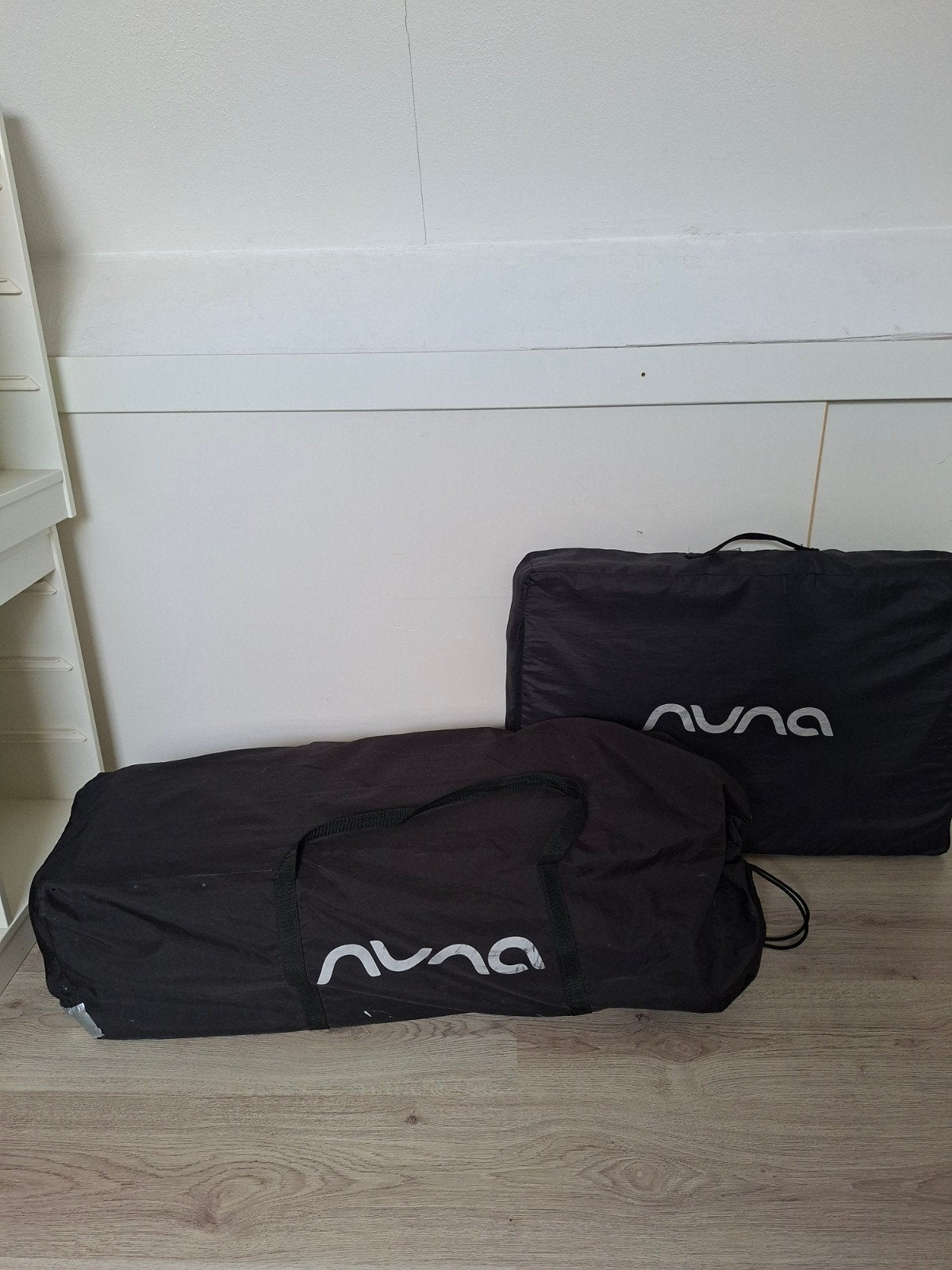 Nuna sena campingbed met extra matras, hoeslakens en klamboe, Ophalen, Gebruikt, Reisbedje