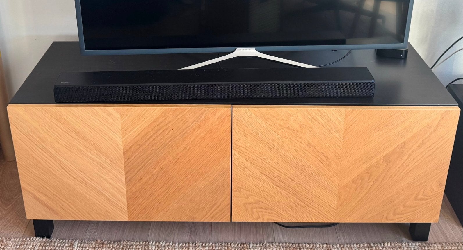 IKEA BESTA TV-meubel, zwart frame met eiken deuren, Ophalen, 100 tot 150 cm, Eikenhout, Zo goed als nieuw