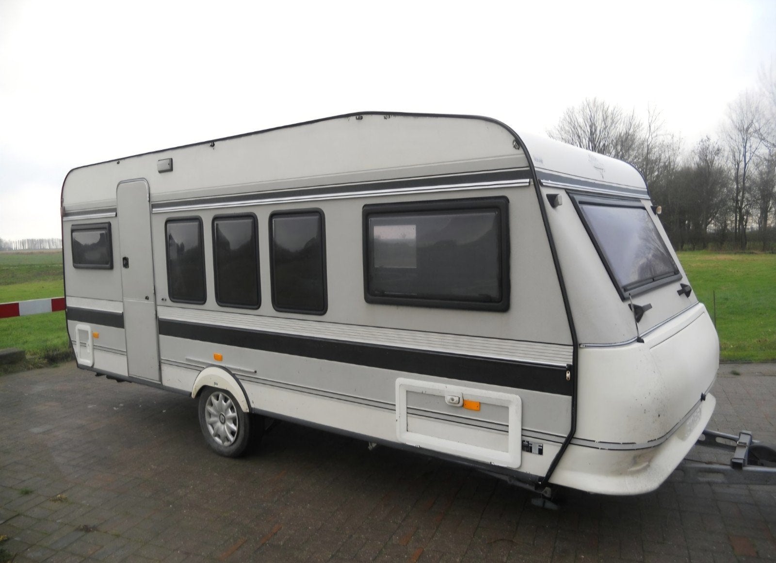 HOBBY 520 CARAVAN voor €1499, Caravans en Kamperen, Rondzit, Hobby, Koelkast, Dwarsbed