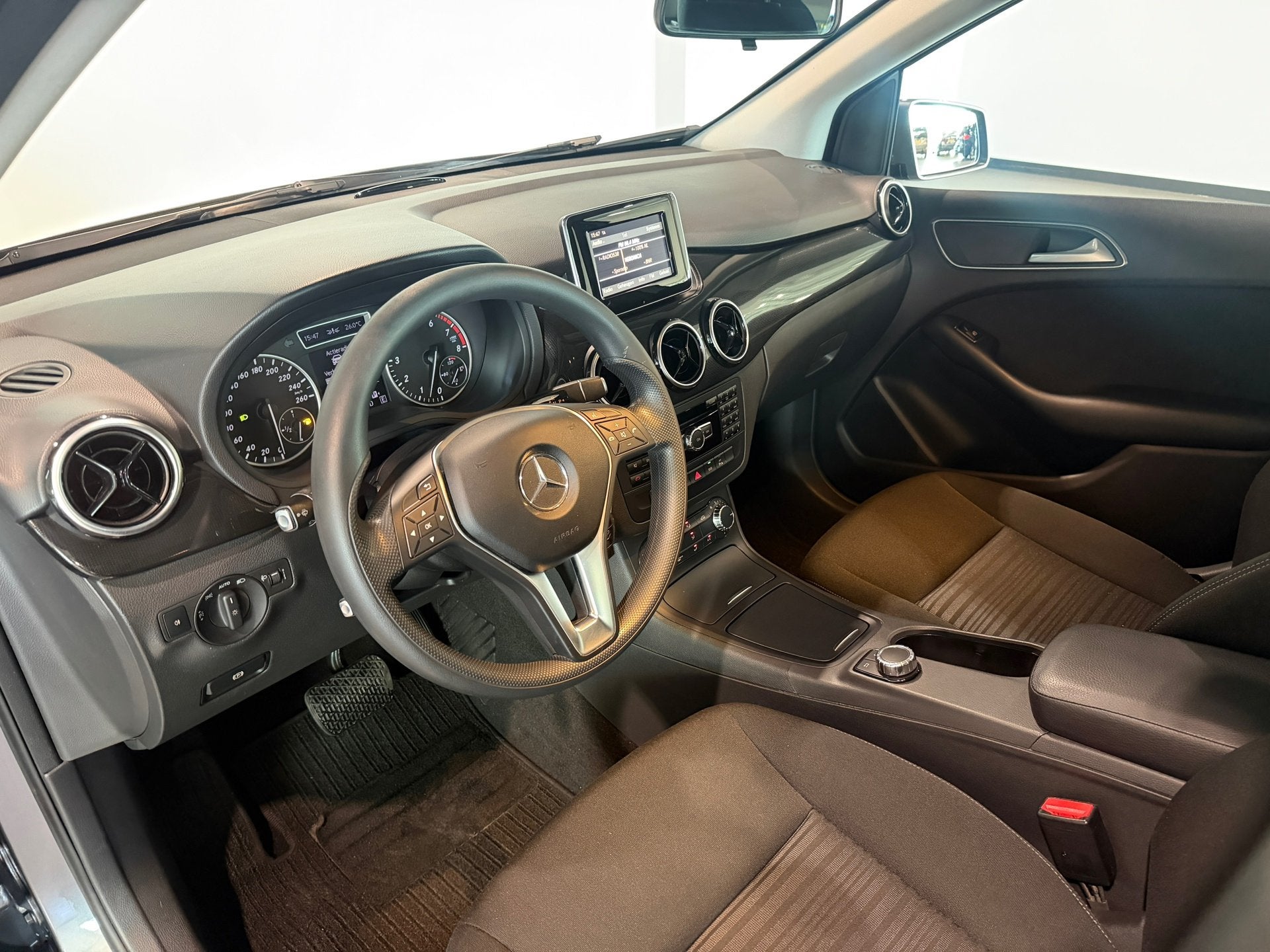 Mercedes-Benz B-klasse 180 Automaat|Trekhaak|Airco|Parkeerse, Voorwielaandrijving, Euro 5, Gebruikt, Zwart