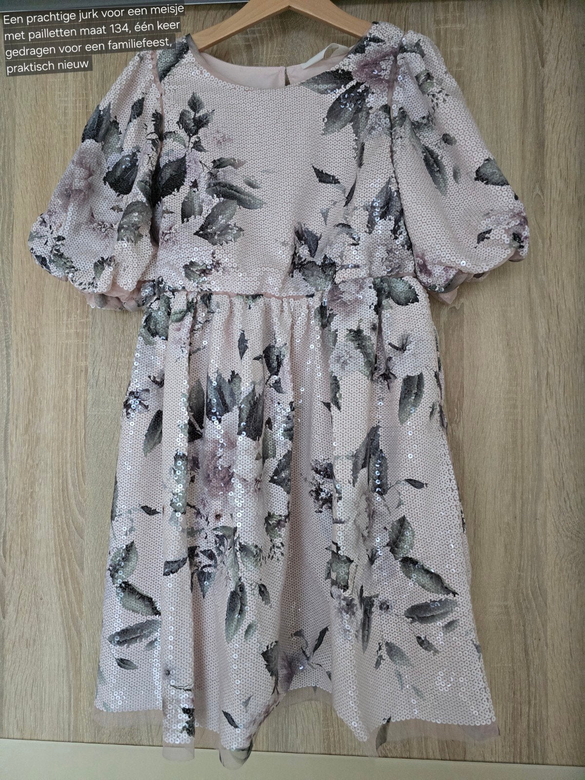 jurk voor een meisje met pailletten maat 134,merk H&M, Meisje, H&M, Ophalen of Verzenden, Zo goed als nieuw