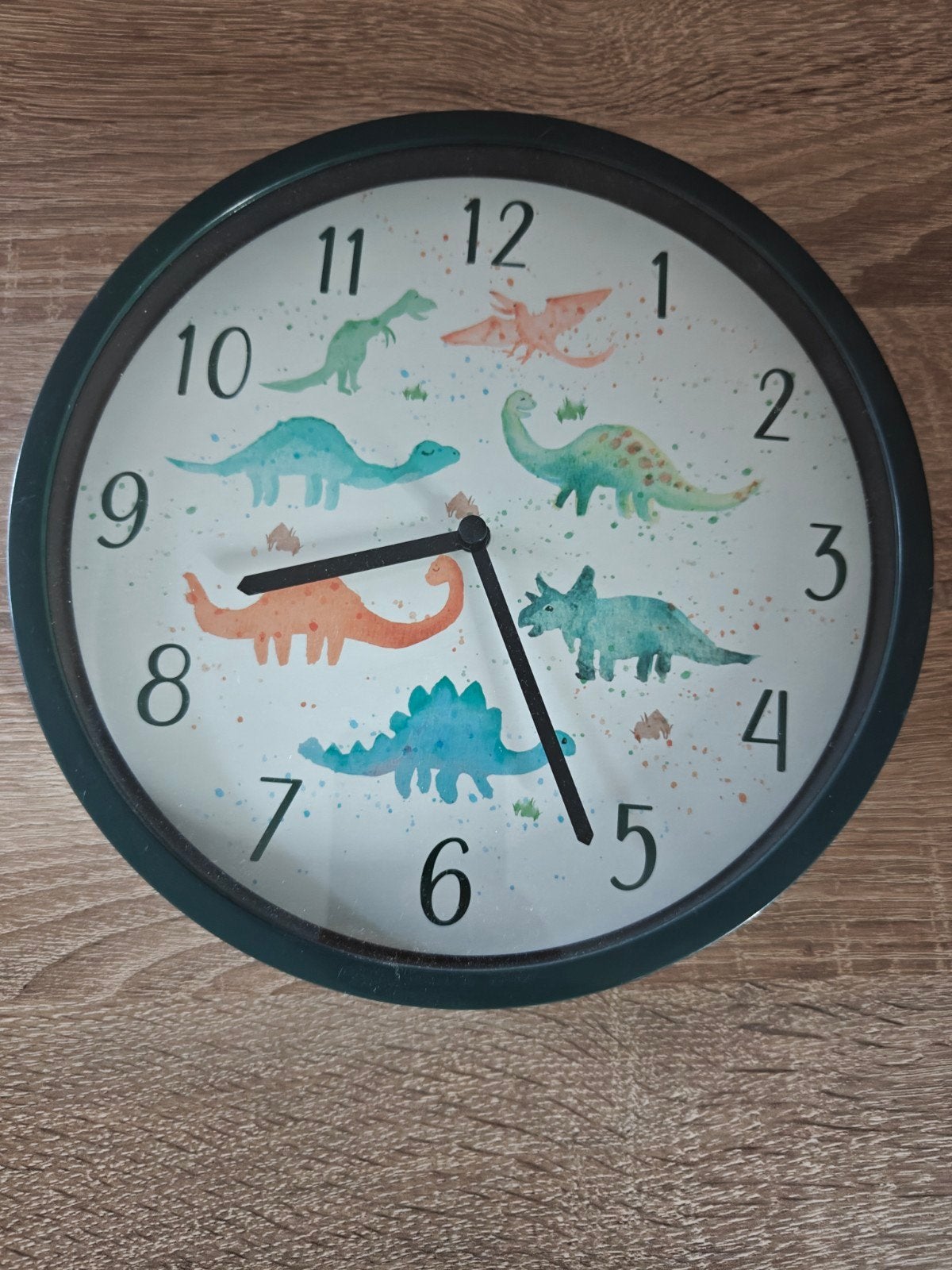 Leuke wandklok met dinosaurus print voor kinderkamer, Ophalen of Verzenden, Gebruikt