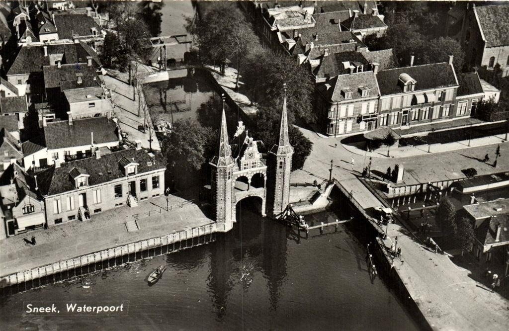 Sneek, Waterpoort - luchtfoto KLM - 1964 gelopen, Ophalen of Verzenden, 1960 tot 1980, Gelopen, Friesland