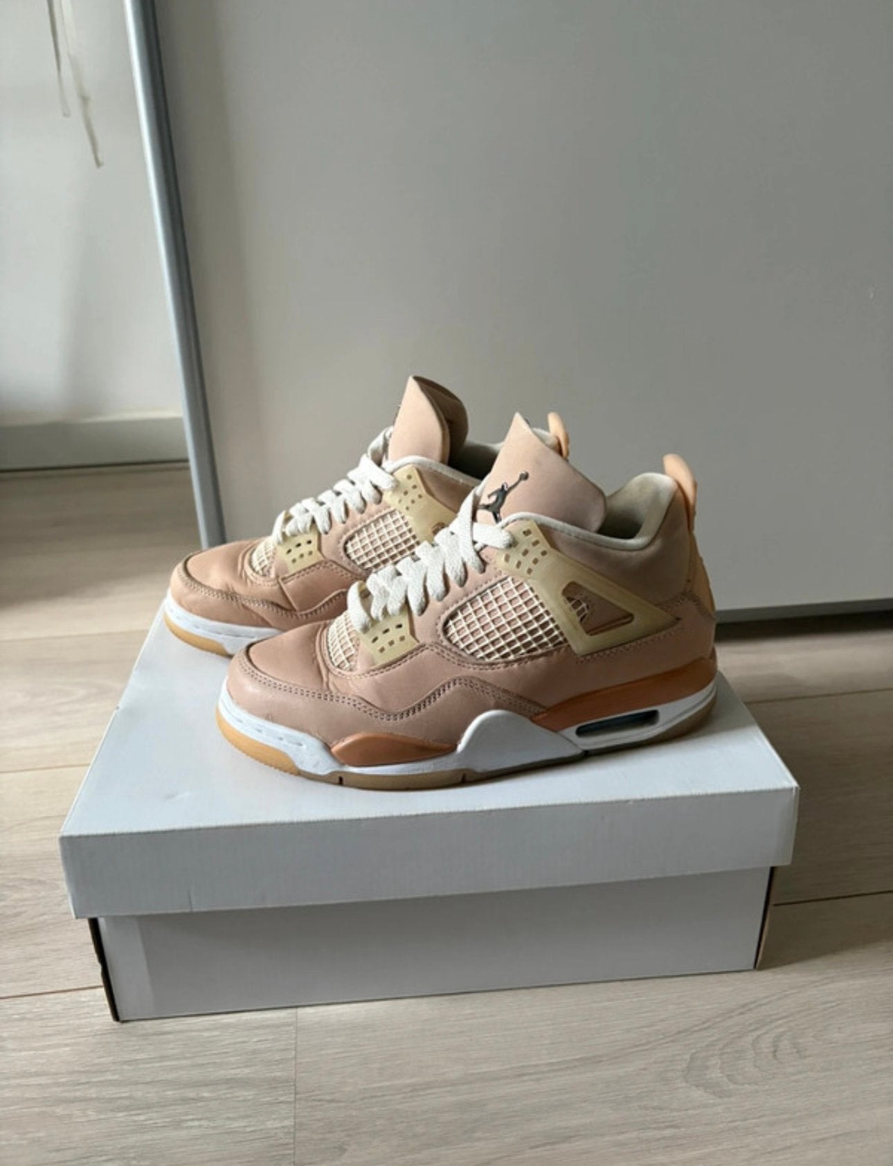 Jordan 4 Retro 'Shimmer' sneakers maat 35,5, Kleding | Dames, Schoenen, Ophalen of Verzenden, Zo goed als nieuw, Beige, Sneakers of Gympen