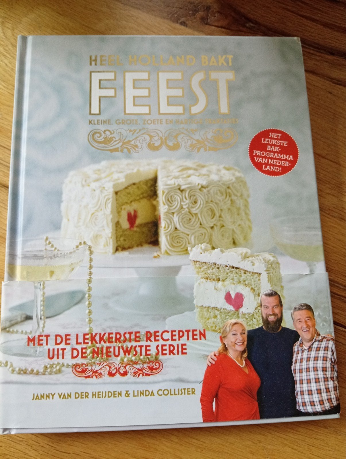 Heel Holland Bakt Feest - Bakboek Janny & Linda, Taart, Gebak en Desserts, Zo goed als nieuw, Overige gebieden, Janny van der Heijden & Linda Collister