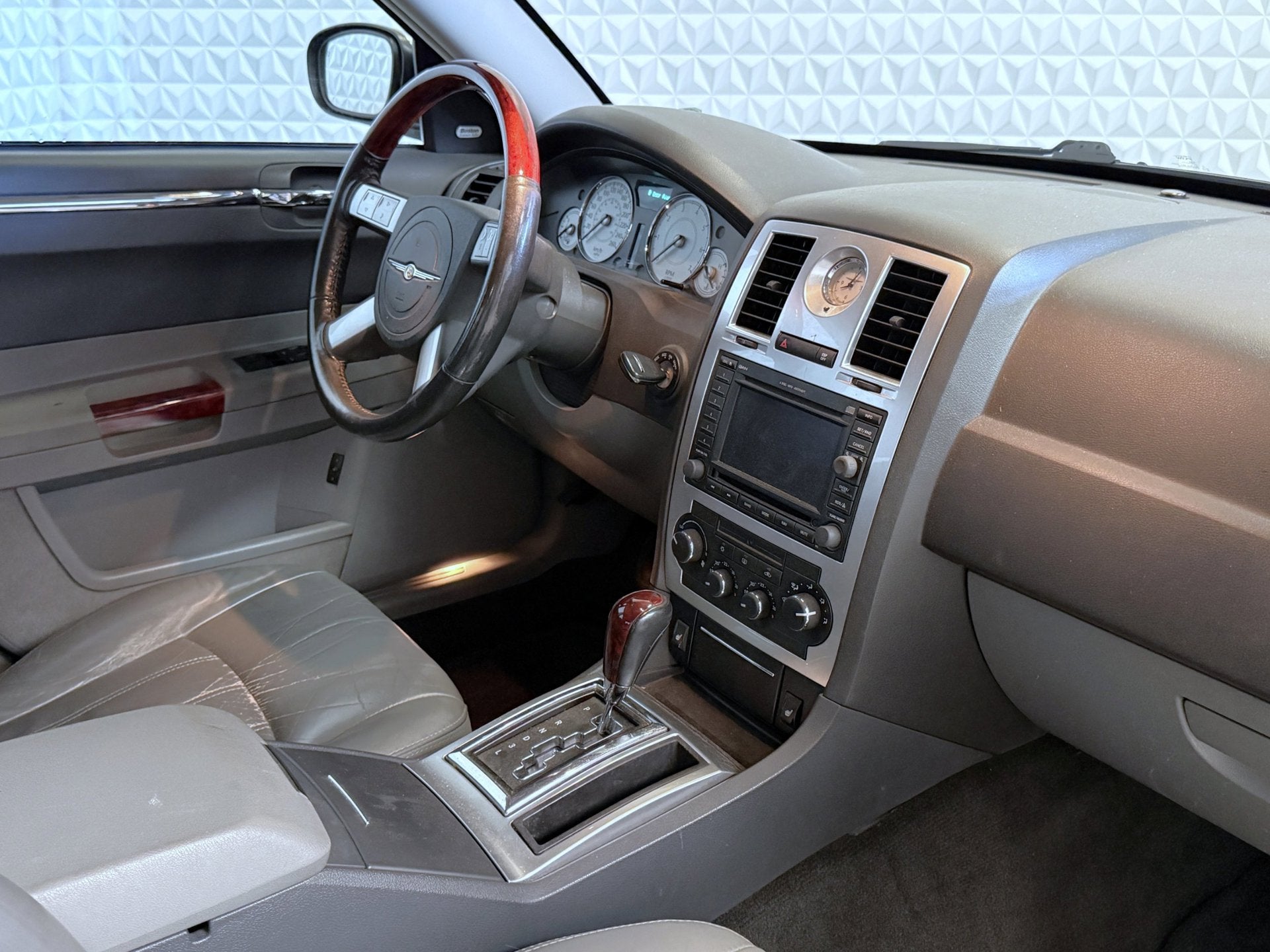 Chrysler 300C 3.5 V6 Airco/Cruise/Leder/TREKHAAK (2005), Auto's, Chrysler, Automaat, Gebruikt, 1715 kg, Zwart