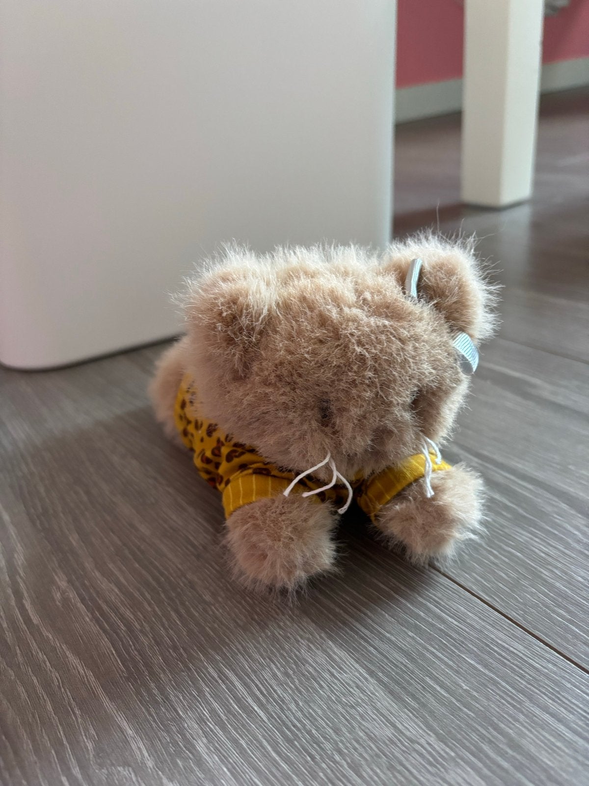 Schattige knuffelbeer met geel luipaardprint shirt, Beer, Ophalen of Verzenden, Zo goed als nieuw, Middelgroot (20 tot 80 cm)