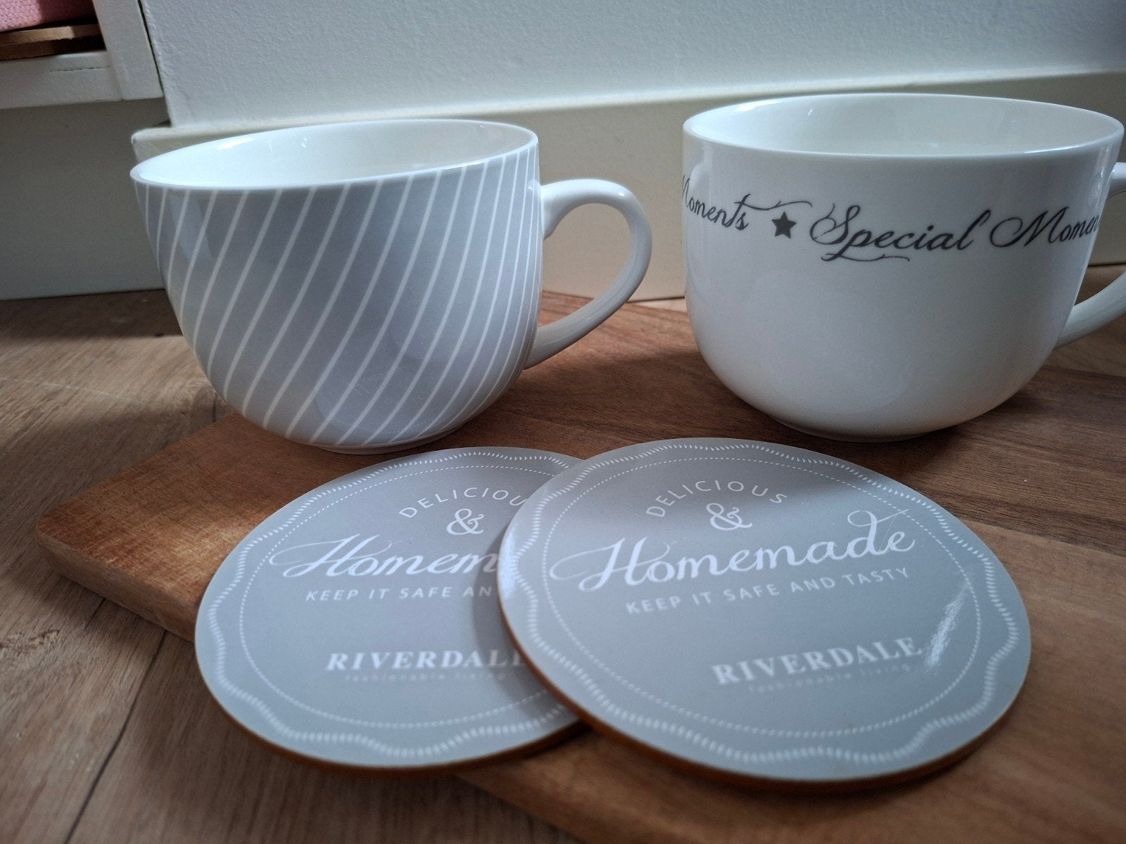 Riverdale mokken en onderzetters, Huis en Inrichting, Overige typen, Ophalen of Verzenden, Zo goed als nieuw, Steen/keramiek