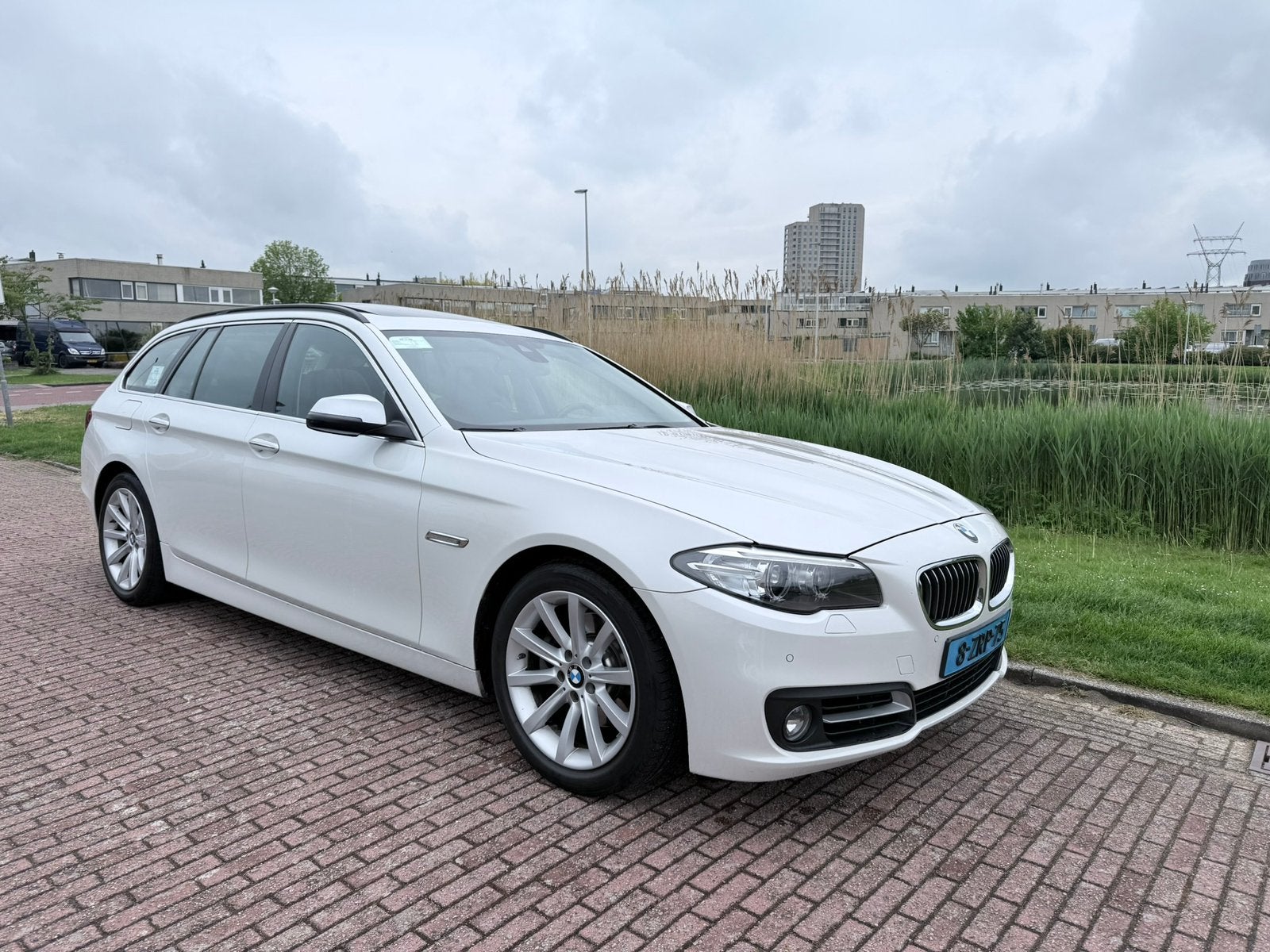 BMW 5-Serie 2.0 520D Touring AUT 2014 Wit Dealer onderhouden, Auto's, BMW, Achterwielaandrijving, 1995 cc, Euro 6, 2000 kg