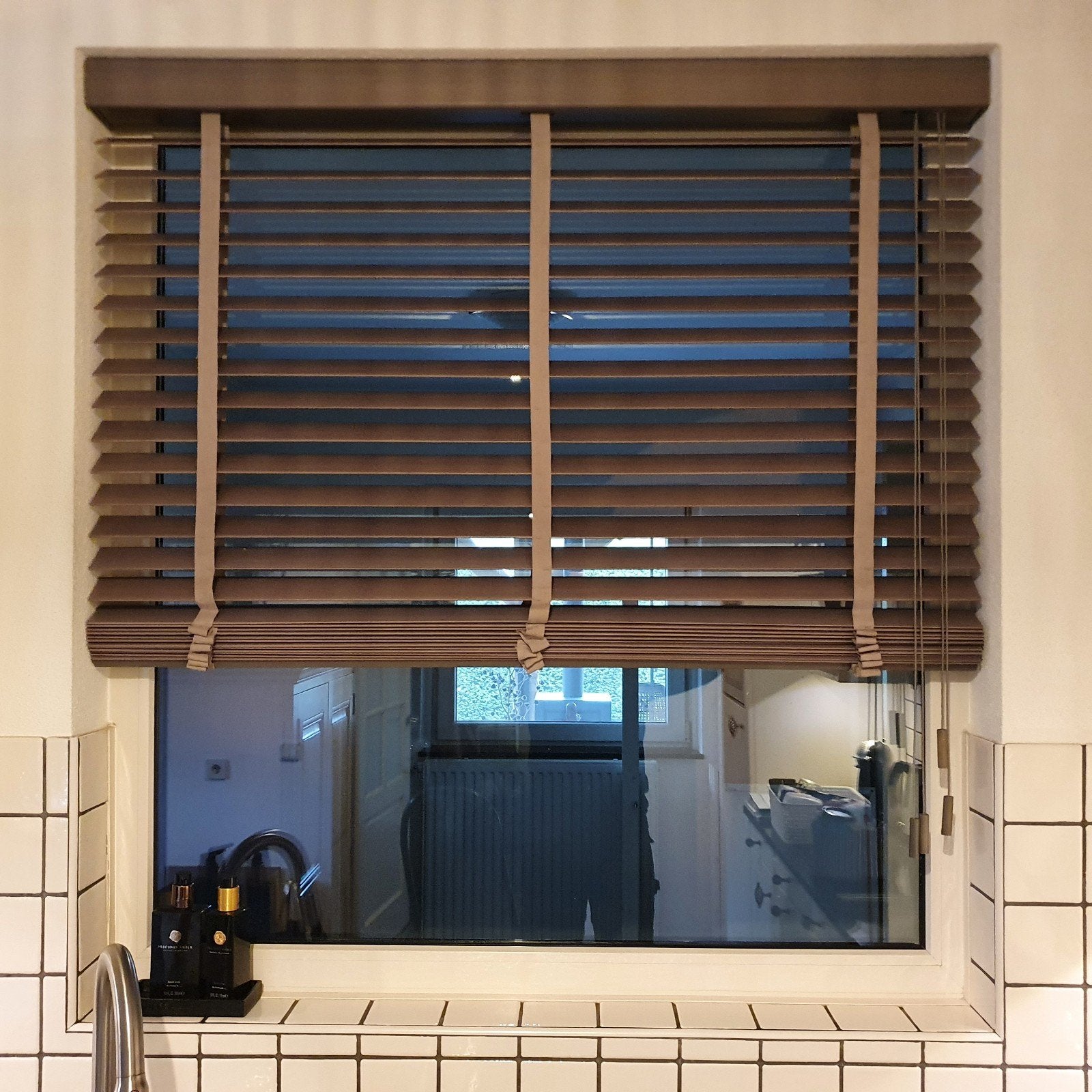 Houten jaloezie 50 mm taupe, 117,5x125 cm, z.g.a.n., Ophalen of Verzenden, Zo goed als nieuw
