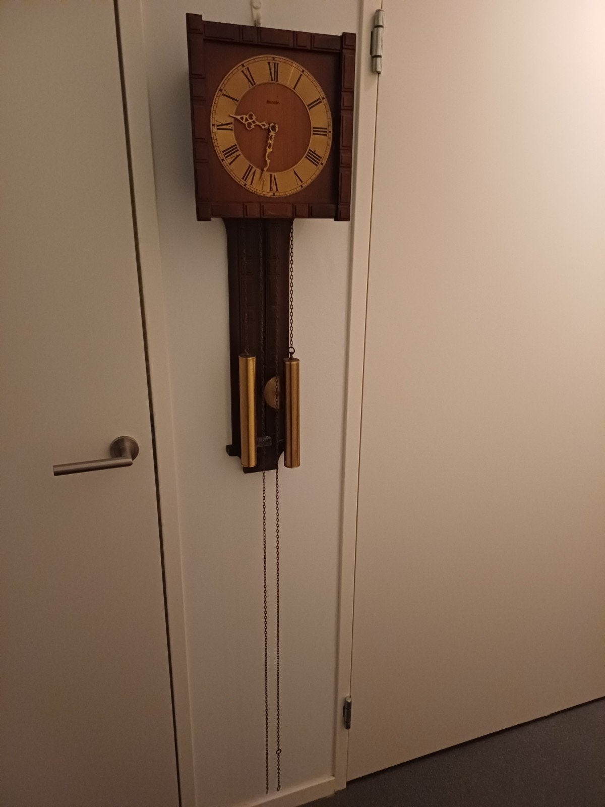Antieke goed werkende Hermle Hangklok Klok, Antiek en Kunst, Verzenden