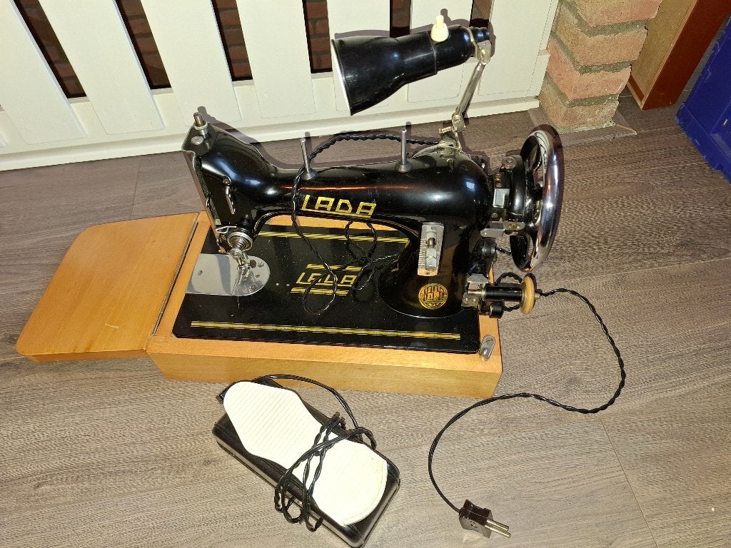 Naaimachine LADA, Ophalen