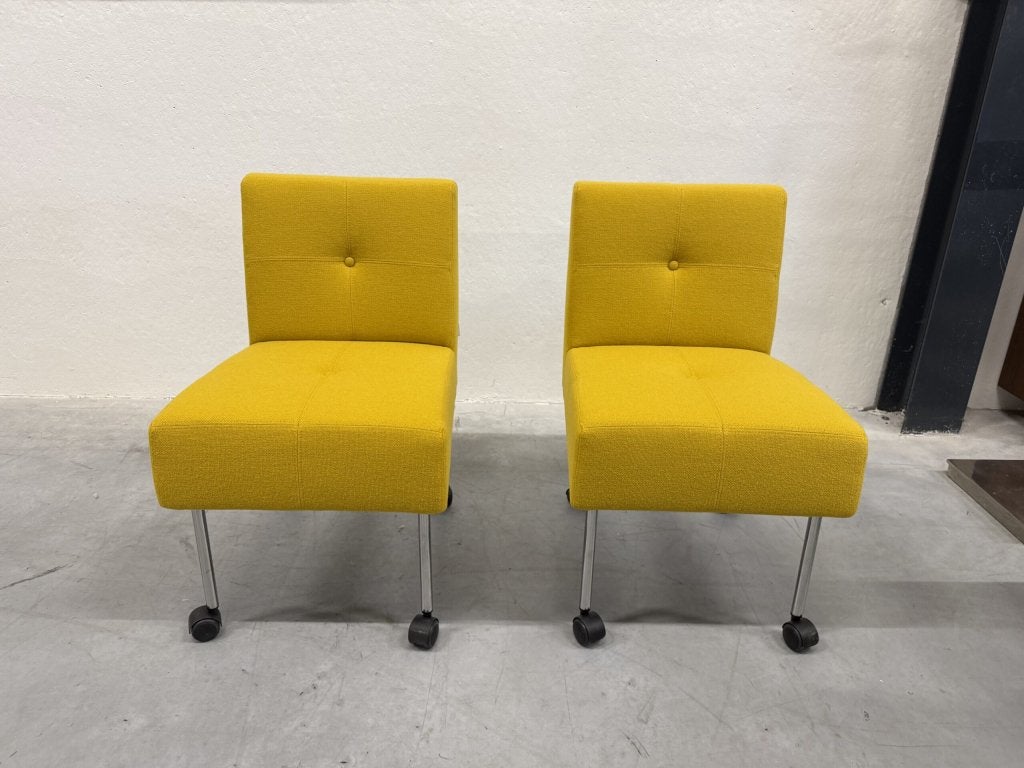 2 Nieuw Gelderland 7714 Knopenstoelen geel stof wiel stoel