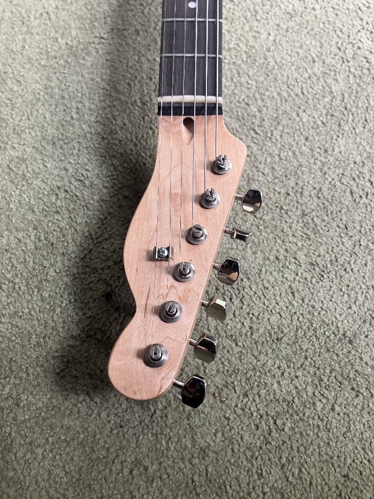 Foto 8 van Elektrische gitaar (strat body, tele hals)
