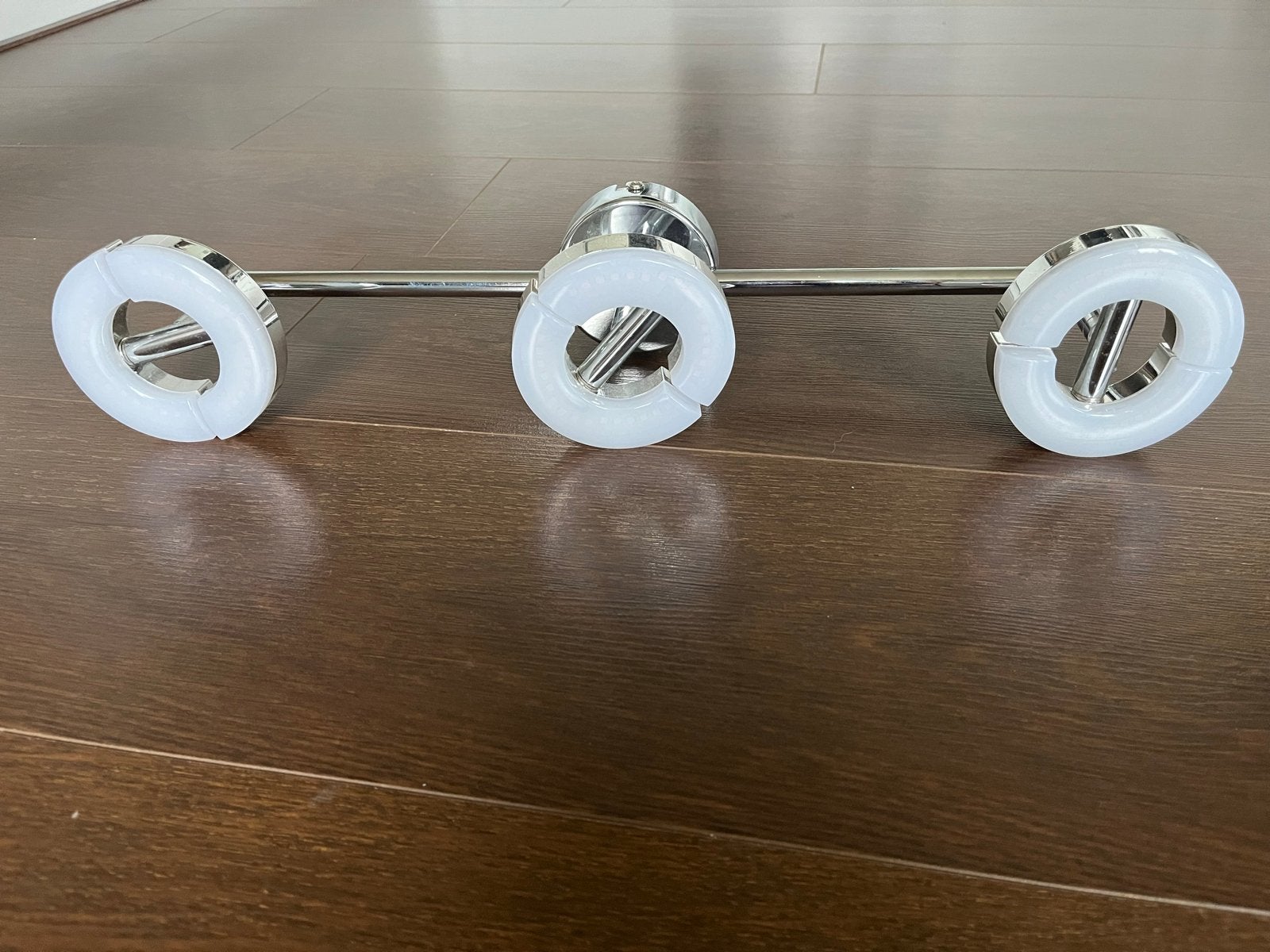 Moderne LED plafondlamp met 3 verstelbare spots – chroom, Ophalen, Zo goed als nieuw, LED, Geschikt voor plafondmontage