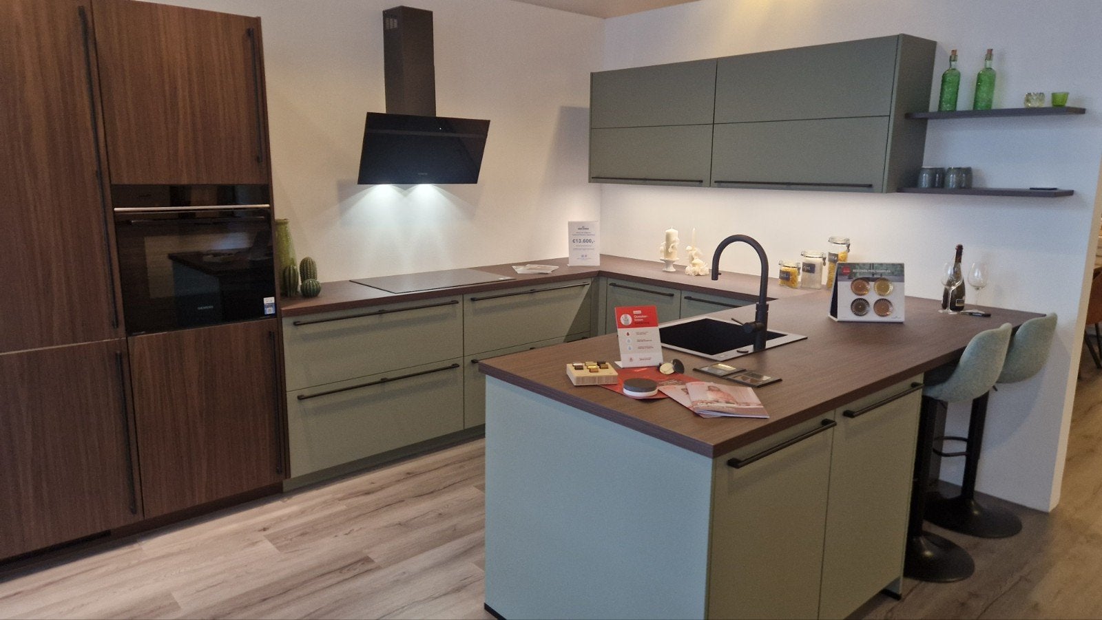 Moderne U-keuken met eiland en inbouwapparatuur, Ophalen, U-keuken, Nieuw, Met kookeiland