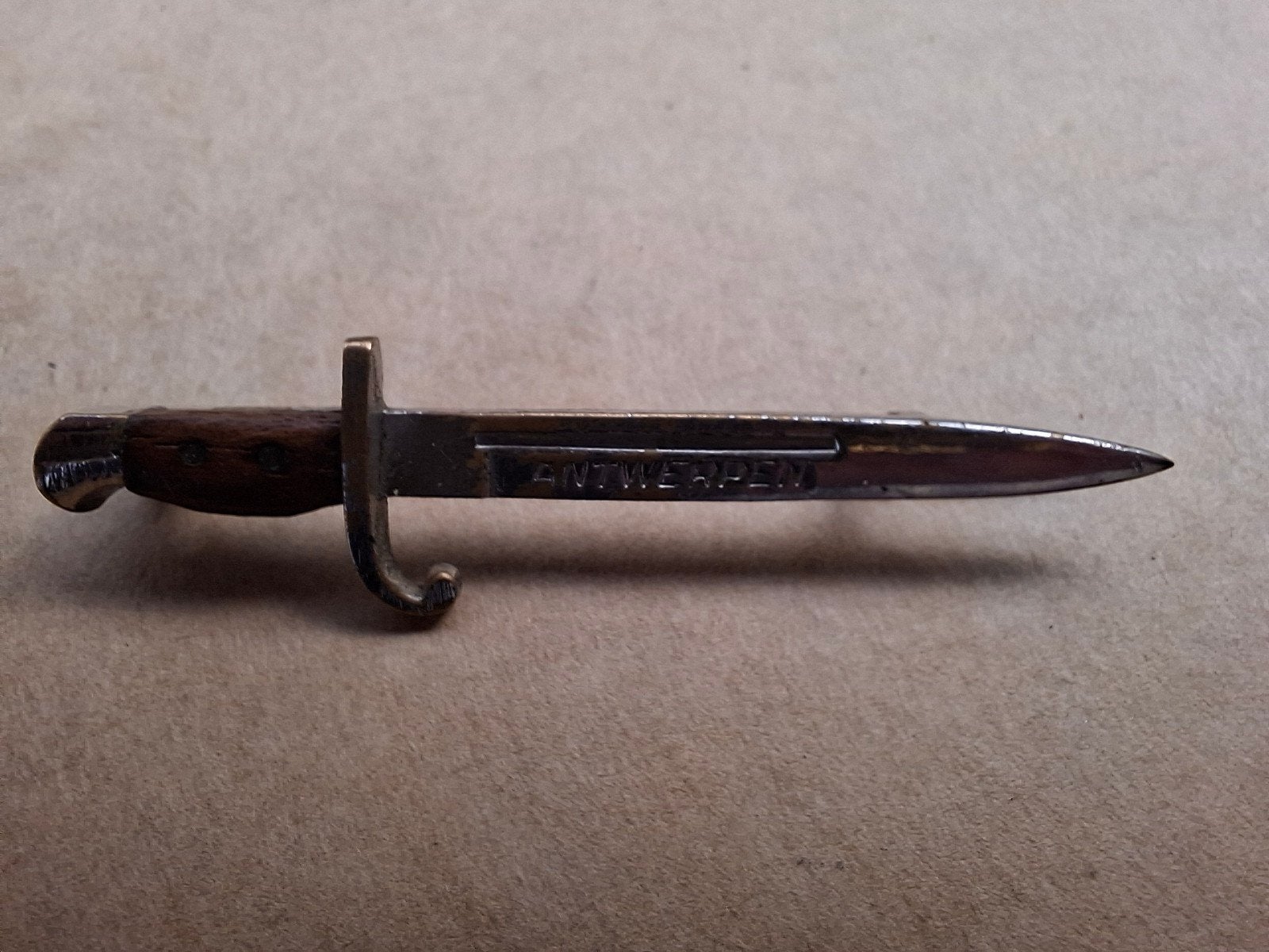 miniatuur bajonet broche Antwerpen, Verzamelen, Ophalen, Landmacht, Overige gebieden, Mes of Dolk