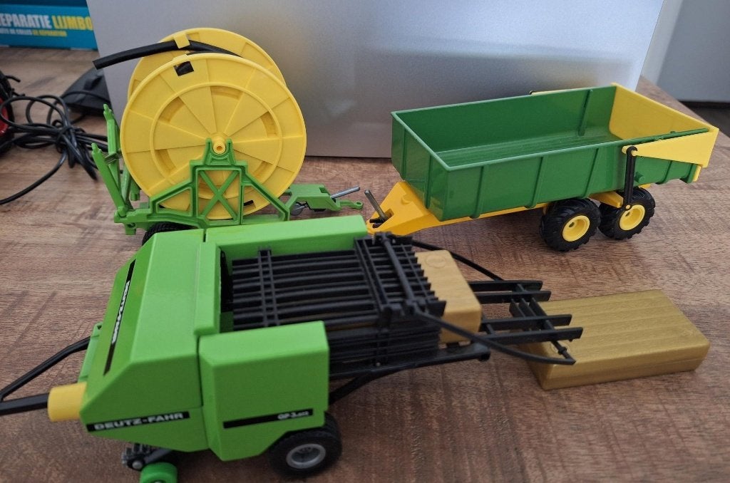 Siku Balenpers, Besproeihaspel en Twee-assige Kipper, Ophalen of Verzenden, Gebruikt, Tractor of Landbouw