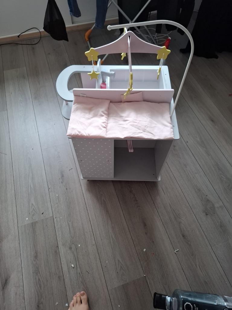 Houten babypoppen station met wasbak en commode, Ophalen, Zo goed als nieuw, Babypop