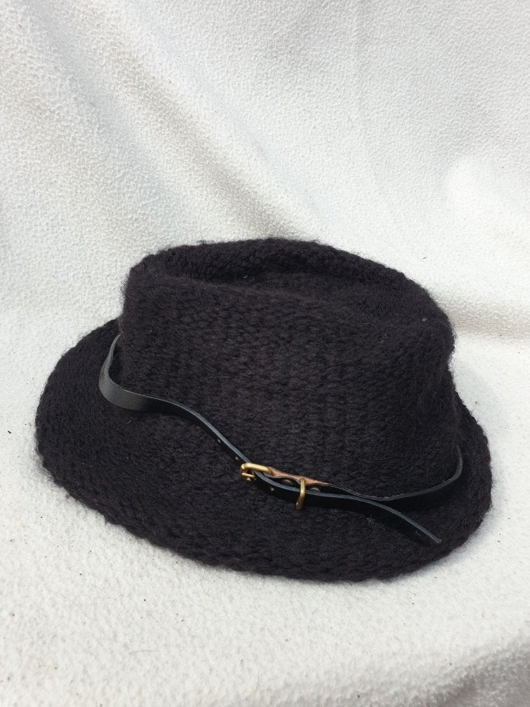 Mooie zwarte dameshoed, deels wol. Navyboot., 55 cm (S, 6⅞ inch) of minder, Ophalen of Verzenden, Zo goed als nieuw, .